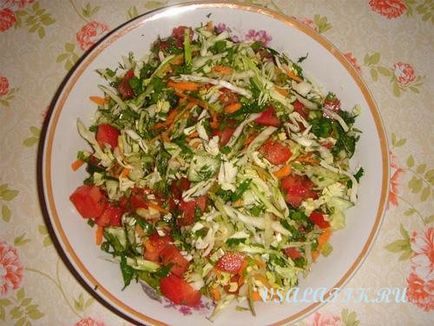 Salată din roșii și ceapă de varză