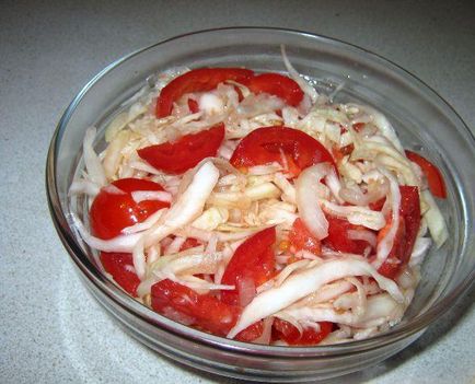Салат з капусти помідор і цибулі