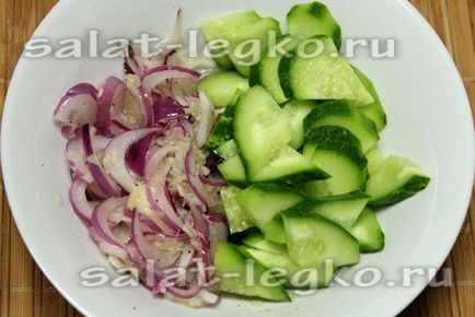 Салат з огірків з цибулею