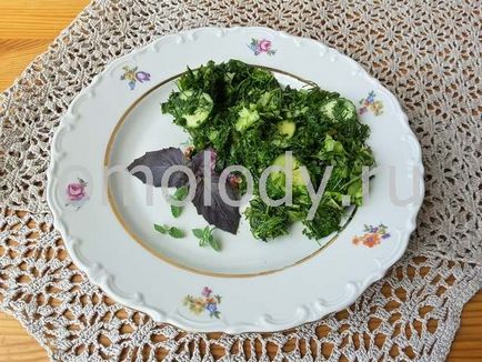 Салат з лободою, зеленою цибулею, імбиром, свіжими огірками