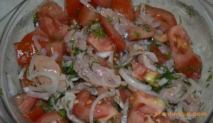 Салат з помідорами огірками і червоною рибою