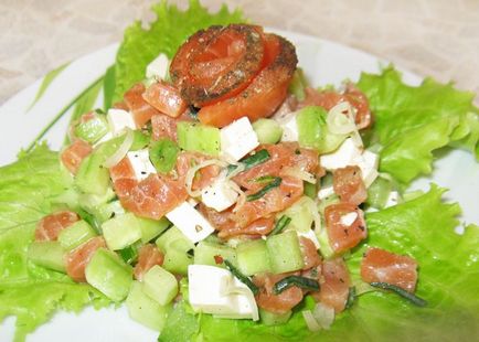 Salată cu castraveți de roșii și pește roșu