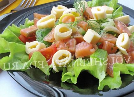 Salată cu castraveți de roșii și pește roșu