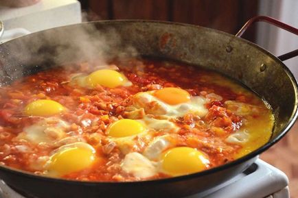 Shakshuka - mic dejun israelian, rețetă cu fotografie