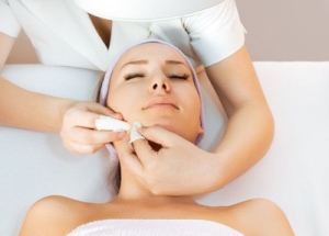 Cât costă curățarea feței unui cosmetolog