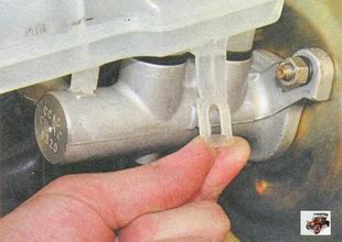 Зняття і установка бачка головного гальмівного циліндра на автомобілі лада пріора ВАЗ 2170