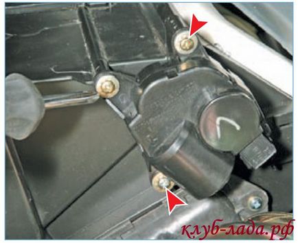 Зняття і установка моторедуктора заслінки обігрівача пріори
