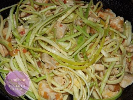 Спагеті з кабачків з куркою - рецепт на вечерю