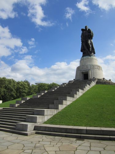 Parcul Treptow din Berlin - un monument al soldaților sovietici din Germania