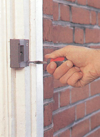 Instalarea încuietorii de deasupra cu mâinile (blocare) Instalarea blocării cu capul propriu