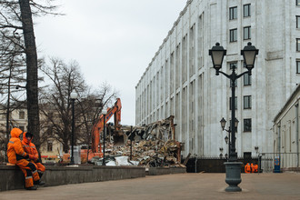 Moszkvában, az éjszaka lebontották tucat standokon