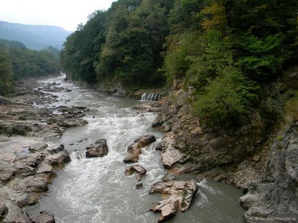 Cascade Rufabgo, piatră