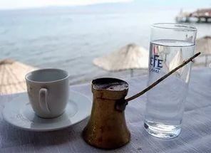 Ось чому кава подають зі склянкою води