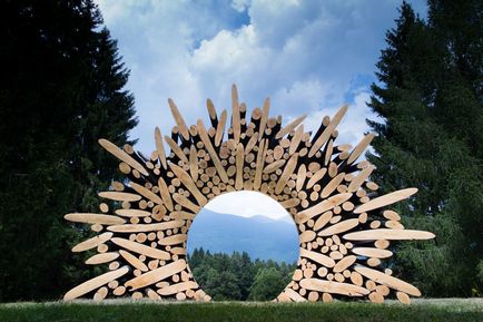 Artistul creează sculpturi uimitoare și mobilier din deșeuri din lemn