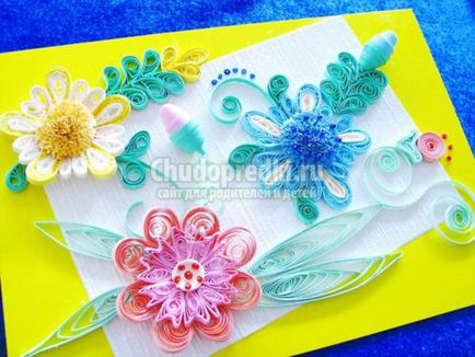 Compoziție luminată cu flori în tehnica de quilling