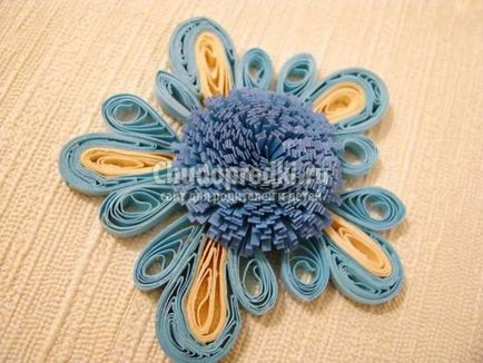 Compoziție luminată cu flori în tehnica de quilling