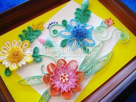 Compoziție luminată cu flori în tehnica de quilling