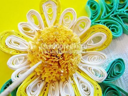 Compoziție luminată cu flori în tehnica de quilling