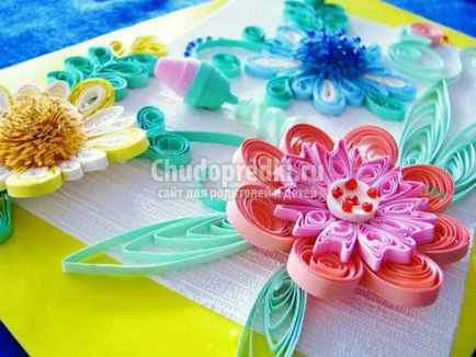 Compoziție luminată cu flori în tehnica de quilling