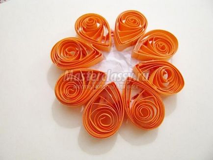 Aranjament luminos de flori în tehnica de quilling