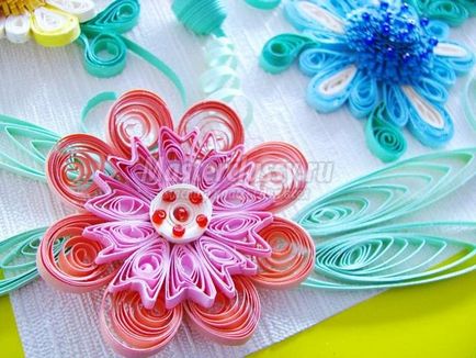 Aranjament luminos de flori în tehnica de quilling