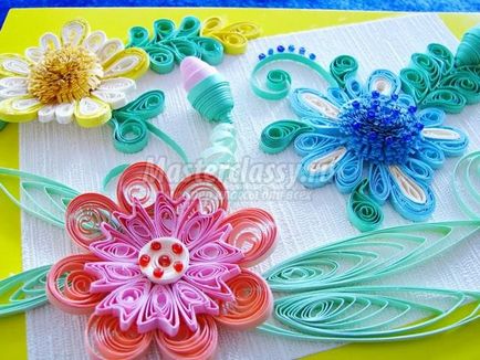 Aranjament luminos de flori în tehnica de quilling