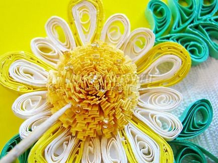 Aranjament luminos de flori în tehnica de quilling