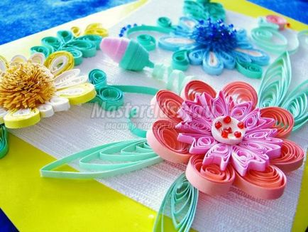 Aranjament luminos de flori în tehnica de quilling