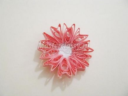 Aranjament luminos de flori în tehnica de quilling