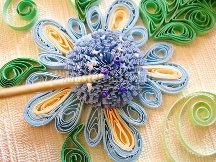 Aranjament luminos de flori în tehnica de quilling