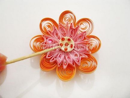 Aranjament luminos de flori în tehnica de quilling