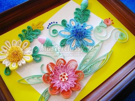 Aranjament luminos de flori în tehnica de quilling