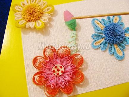 Aranjament luminos de flori în tehnica de quilling