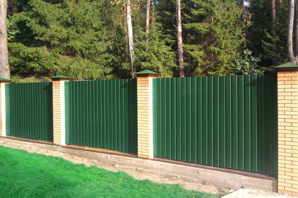 Gard cu stalpi de cărămidă și carton ondulat