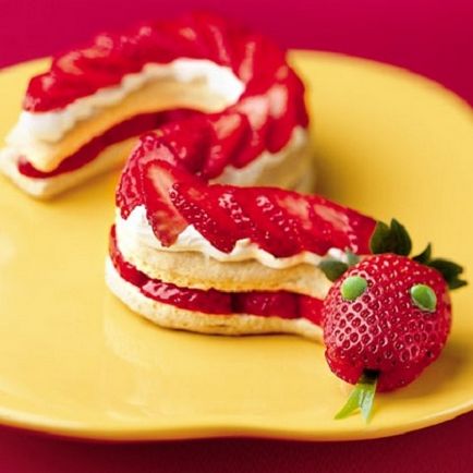 Desert de șarpe (căpșunul poate fi înlocuit, de exemplu, cu kiwi) - rețete simple