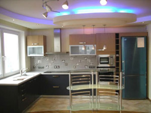 4 nagy lehetőség a mennyezet a konyhában (fotó) - zsanéros kialakítás, feszültség és műanyag