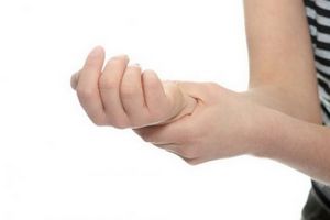 Degetul mijlociu al brațului drept doare și devine amorțit
