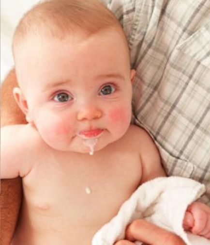 Що робити якщо дитина відригує після годування грудним молоком