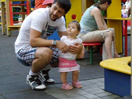 Mit vár a pápa, ha a lánya született (Tanya Belozubov Saveliev) Mit vár a pápa, ha ez egy lánya