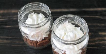 Десерт в склянці (шарами, з бісквітом) - рецепти з фото
