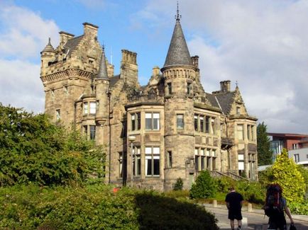 Universitatea Edinburgh (universitatea din Edinburgh) - studiind în cea mai bună liceu din Scoția
