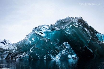 Un aisberg fantastic răsturnat sau ceva ascuns sub un aisberg sub apă, un umkra