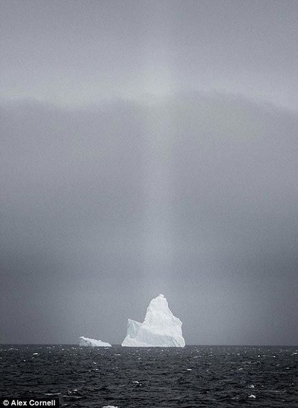 Un aisberg fantastic răsturnat sau ceva ascuns sub un aisberg sub apă, o umkra