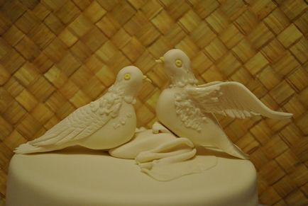 Porumbei din mastic de zahăr pentru tort
