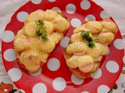 Sandvișuri fierbinți cu cârnați și brânză