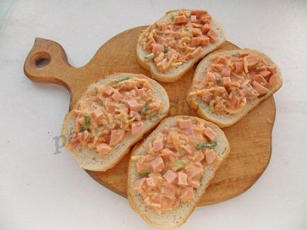 Hot sandwich-uri cu cârnați în cuptor (cârnați) Hot sandwich-uri cu cârnați în cuptor