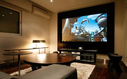 Nappali egy nagy TV a kanapé terület és a belső képek, design szög és a terem közepén a lakásban