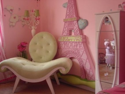 Interiorul unei camere pentru o fată în stil parizian