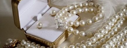 Які прикраси з перлами підходять до модних весільних суконь