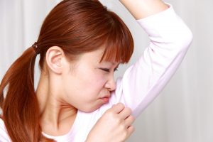 Hogyan lehet megszabadulni a verejték szagát a hónaljban módszerek